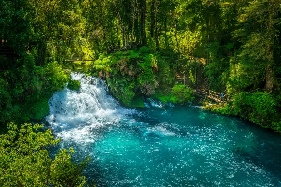 “Recorriendo miradores y paisajes incluidos en el tour por la zona y termas.”