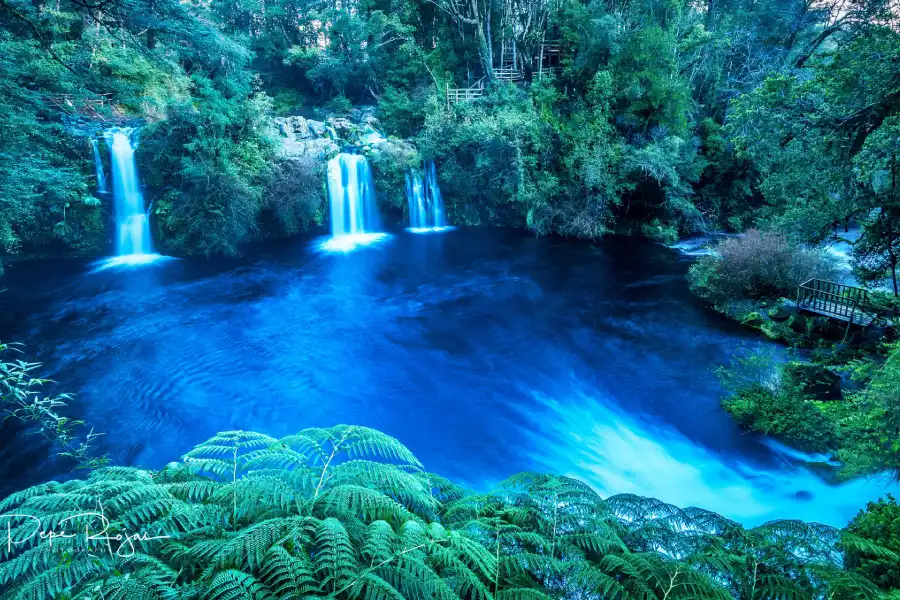 “Grupo explorando atractivos saltos de agua y vistas impresionantes durante el tour por la zona y termas.”