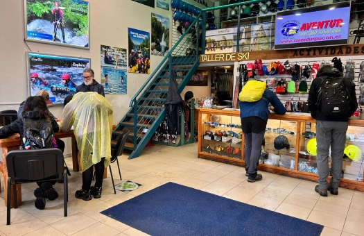 No solo vendemos viajes, creamos historias. Con nuestra agencia de turismo, cada itinerario es una aventura personalizada, llena de momentos inolvidables. Únete a miles de viajeros felices y vive tu propia historia.