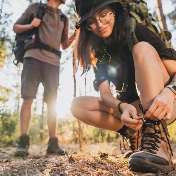 “Grupo realizando Trekking Parque Nacional Huerquehue Sendero Los Lagos entre araucarias milenarias.”