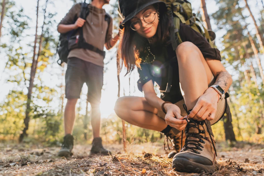 “Grupo realizando Trekking Parque Nacional Huerquehue Sendero Los Lagos entre araucarias milenarias.”