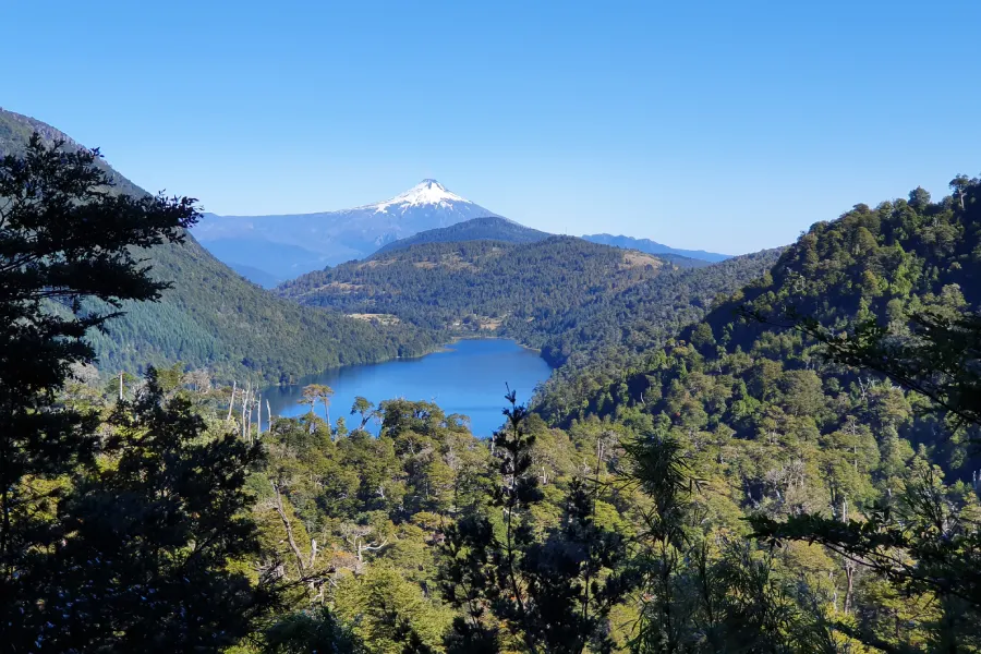 “Vista panorámica de lagunas en el Trekking Parque Nacional Huerquehue Sendero Los Lagos.”