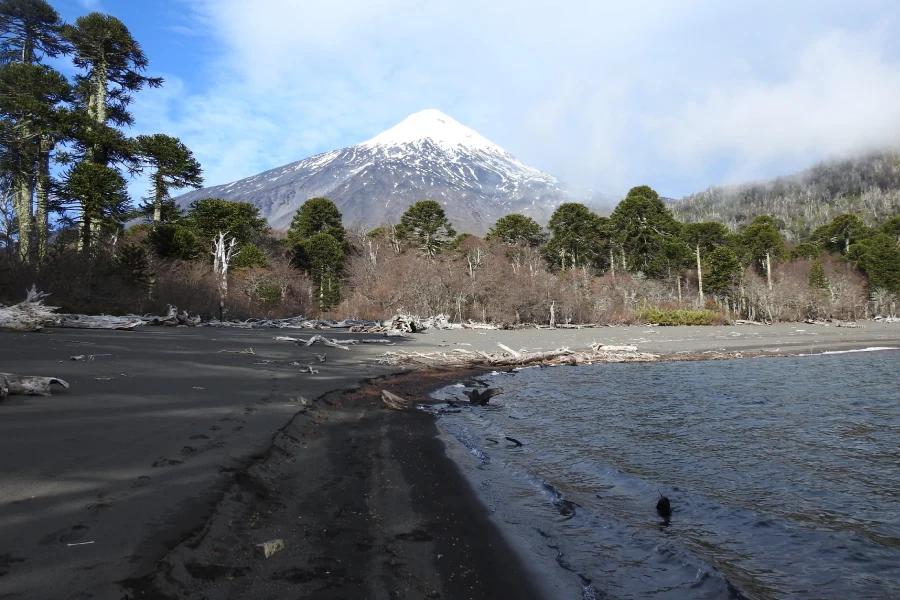 “Paisaje de lagunas de montaña con el volcán Lanín de fondo en el trekking Parque Nacional Villarrica Sendero Lagunas Andinas.”