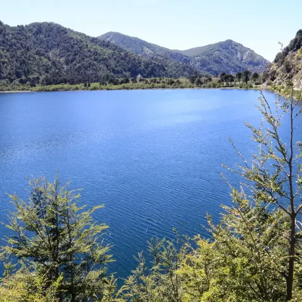 “Lagunas de montaña en el trekking Parque Nacional Villarrica Sendero Lagunas Andinas.”