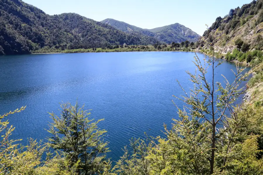 “Lagunas de montaña en el trekking Parque Nacional Villarrica Sendero Lagunas Andinas.”