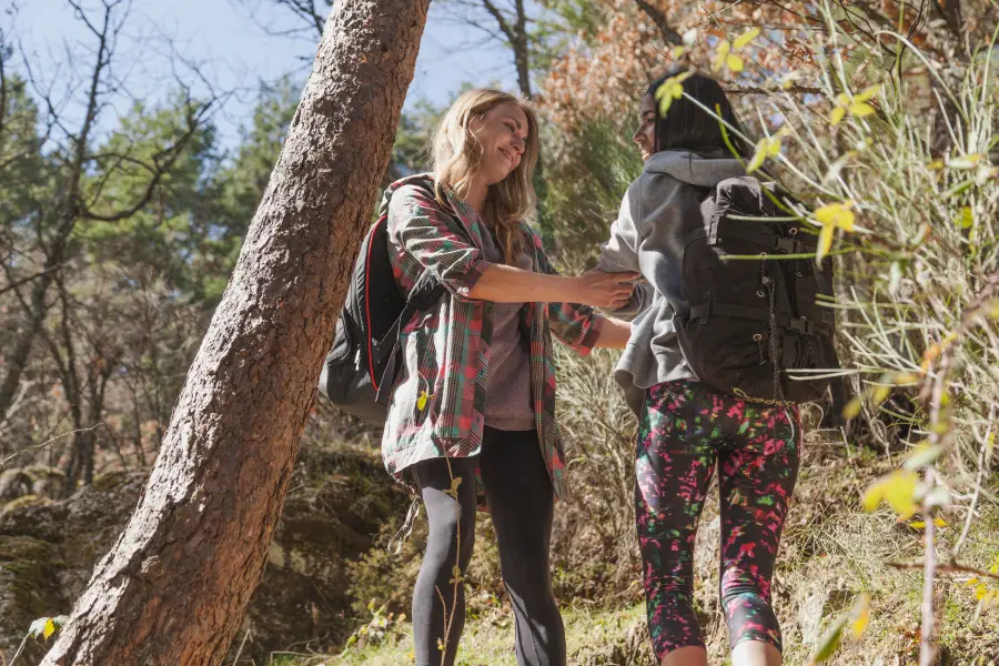 “Grupo realizando trekking Parque Nacional Villarrica Sendero Lagunas Andinas entre bosque nativo.”