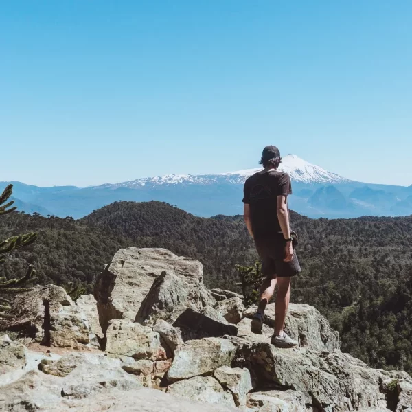 “Excursionistas en mirador natural del Trekking Santuario El Cañi.”