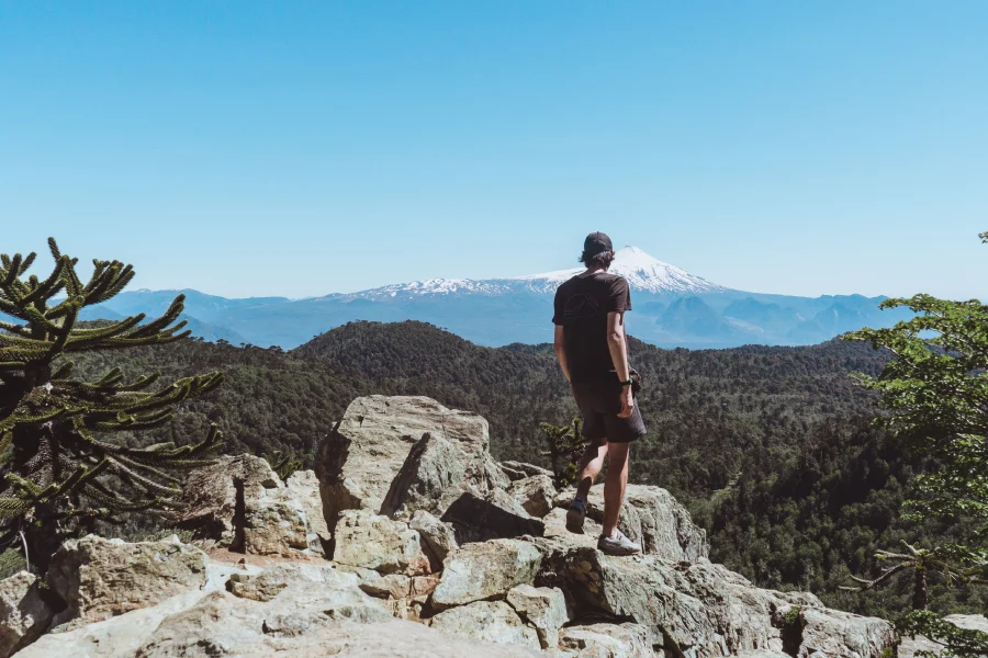“Excursionistas en mirador natural del Trekking Santuario El Cañi.”