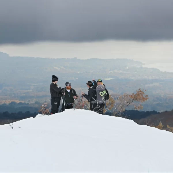 “Excursionistas con vista al Lago Villarrica en el Trekking con Raquetas a la Base del Volcán Villarrica.”