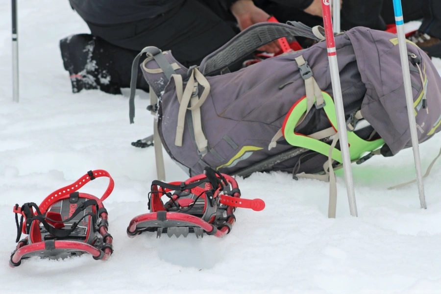 Raquetas de nieve y equipo técnico en el Trekking con Raquetas a la Base del Volcán Villarrica.”