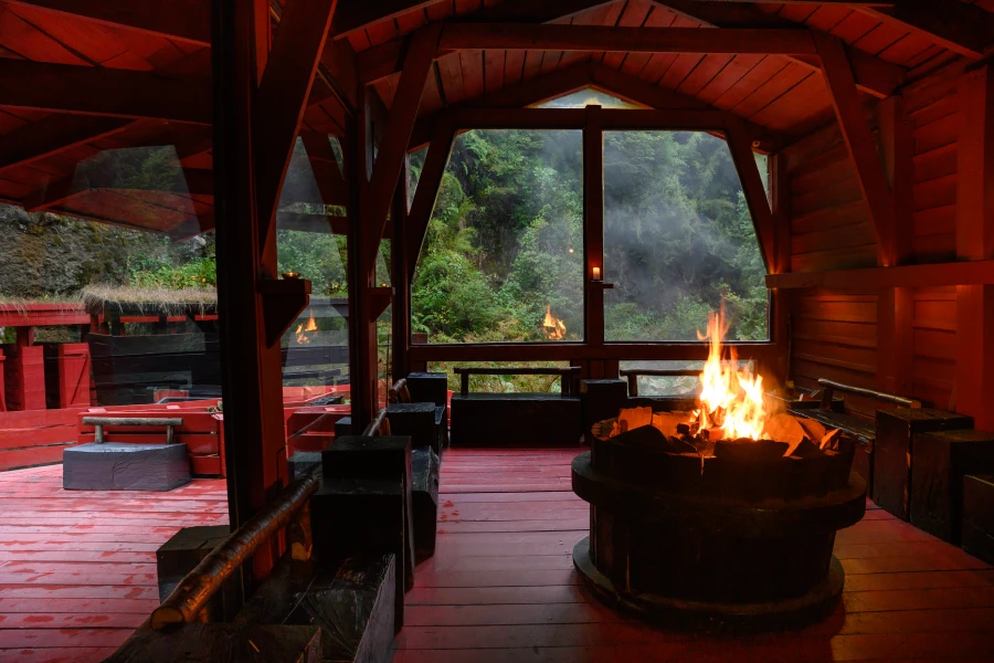 “Espacio techado tipo quincho en las Termas Geométricas para visitantes.”