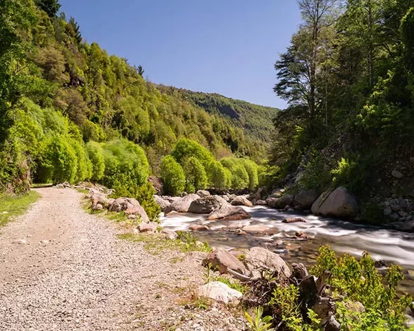 “Entorno natural y montañoso en las Termas Los Pozones de Huife.”