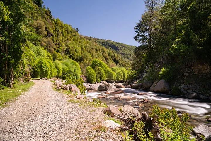 “Entorno natural y montañoso en las Termas Los Pozones de Huife.”