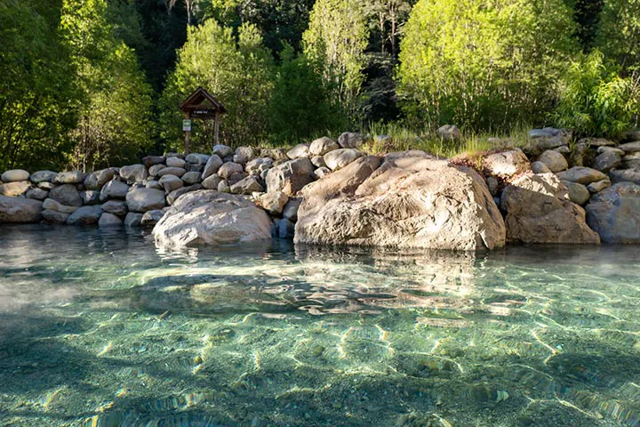 “Transparencia y pureza del agua en las Termas Los Pozones de Huife cerca de Pucón.”