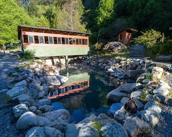 “Infraestructura de madera en las Termas Los Pozones de Huife integrada al entorno natural.”