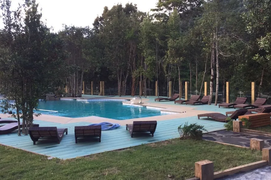“Piscinas de las Termas Pucón Indómito durante la tarde rodeadas de naturaleza.”