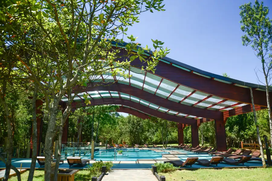 “Área cubierta con aguas termales en Termas Pucón Indómito.”