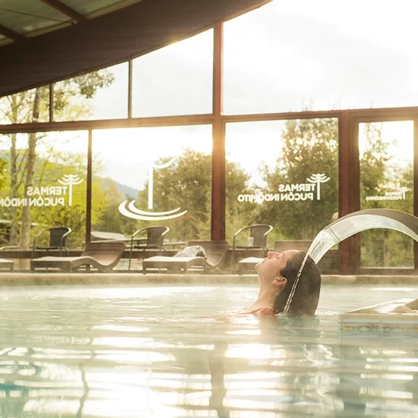 “Experiencia de relajación en las Termas Pucón Indómito cerca de Pucón.”