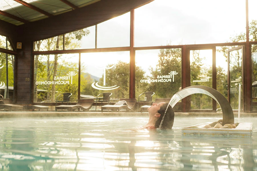 “Experiencia de relajación en las Termas Pucón Indómito cerca de Pucón.”