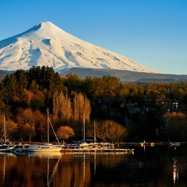 “Panorámica del volcán Villarrica desde La Poza en la Gira de Estudio Pucón.”