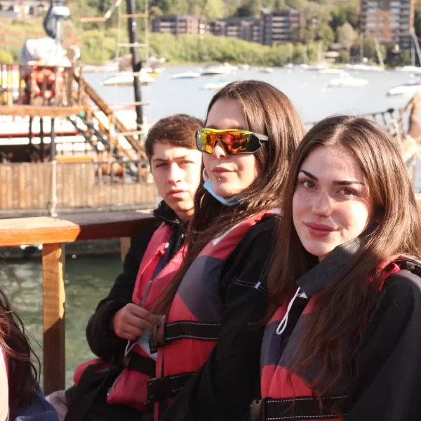 “Estudiantes en paseo en catamarán en la Gira de Estudio Pucón.”