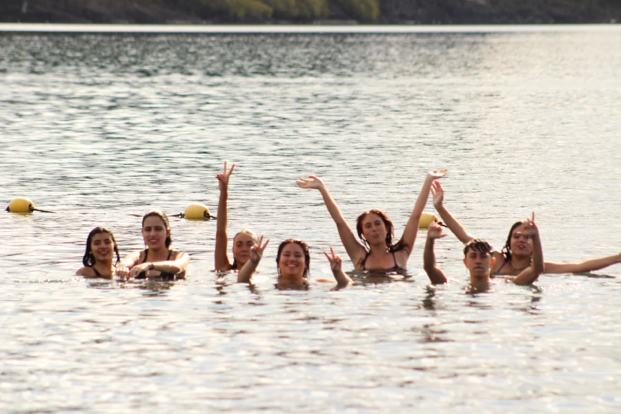 “Estudiantes bañándose en la playa durante la Gira de Estudio Pucón 6 días 5 noches.”