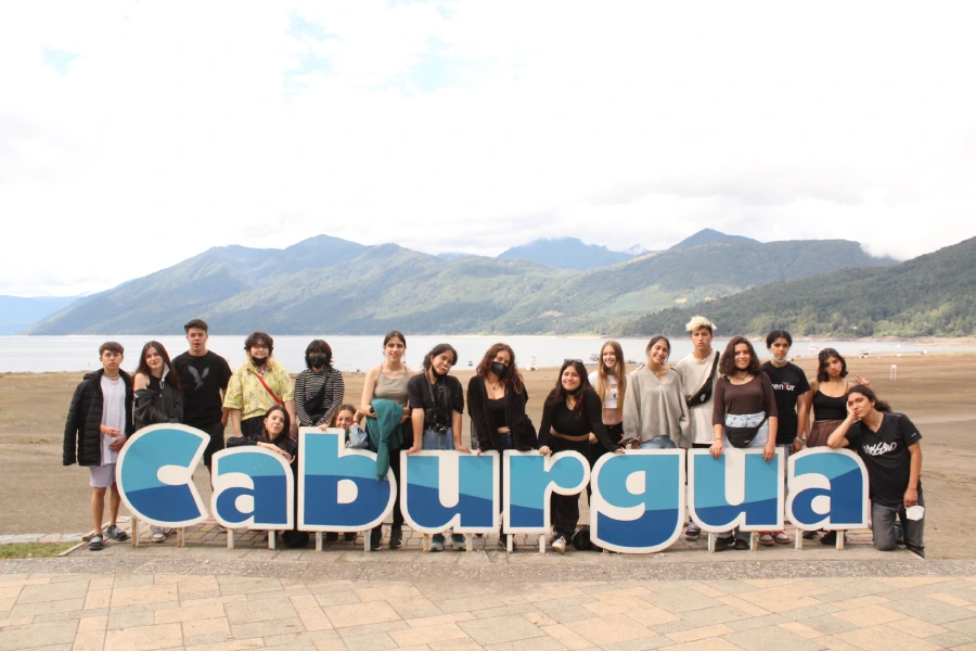 “Grupo de alumnos disfrutando excursión en la Gira de Estudio Pucón.”