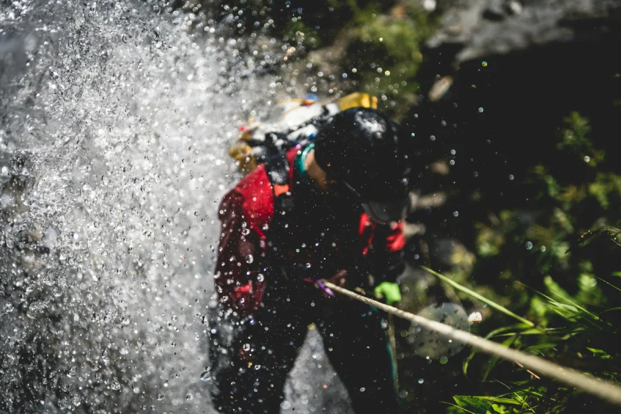 “Estudiantes realizando canyoning en la Gira de Estudio Pucón.”
