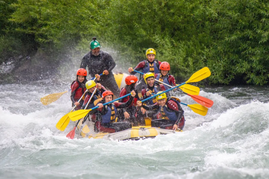 “Rafting con estudiantes en la Gira de Estudio Pucón 5 días 4 noches.”
