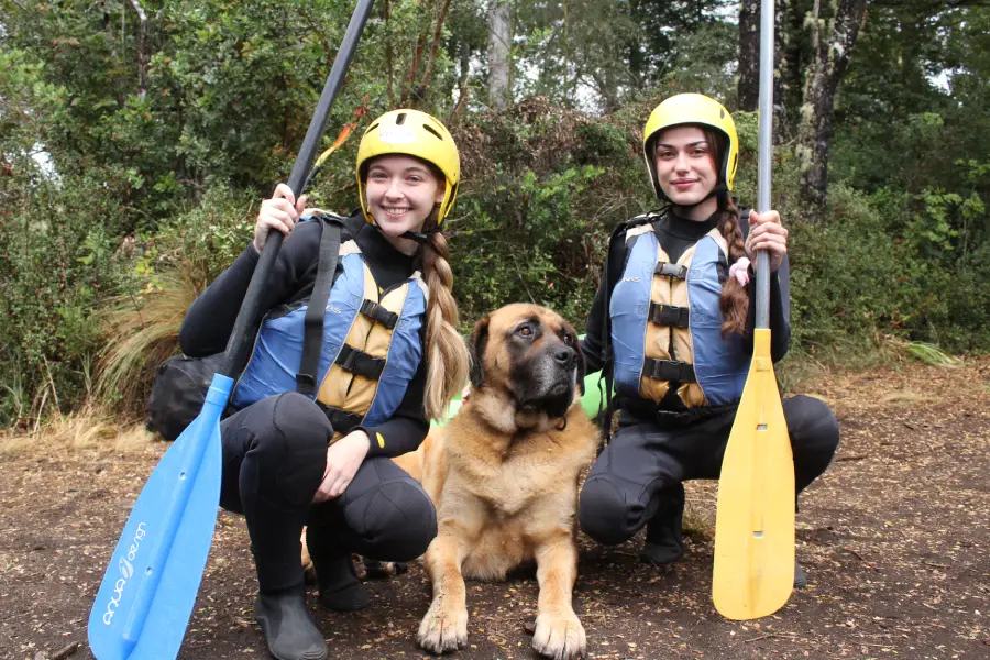 “Actividades al aire libre en la Gira de Estudio Pucón en entorno natural.”