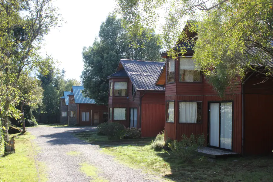 “Cabañas del alojamiento en la Gira de Estudio Pucón 5 días 4 noches.”