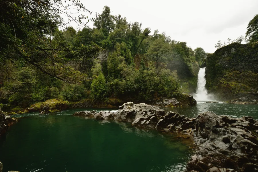 “Cascadas y naturaleza invernal en el Tour Invernal a la Reserva Biológica Huilo Huilo.”
