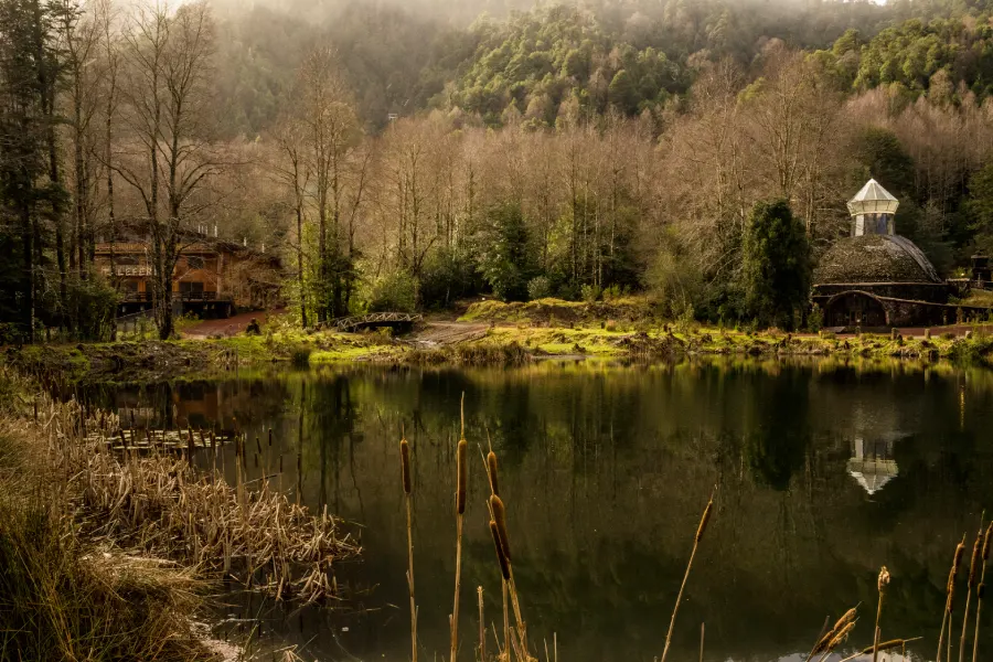 “Escenario invernal con lagunas y montañas en el Tour Invernal a la Reserva Biológica Huilo Huilo.”