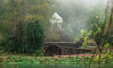 “Arquitectura del museo en la Reserva durante el Tour a la Reserva Biológica Huilo Huilo.”