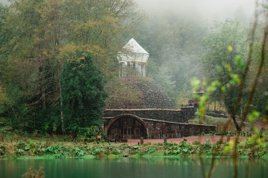 “Arquitectura del museo en la Reserva durante el Tour Invernal a la Reserva Biológica Huilo Huilo.”
