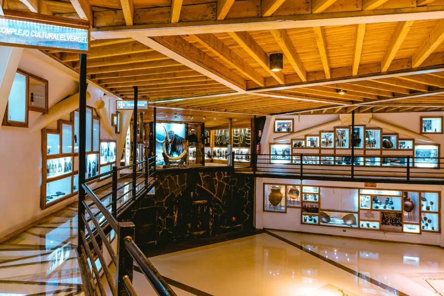 “Exhibiciones culturales en el interior del museo en el Tour Invernal a la Reserva Biológica Huilo Huilo.”