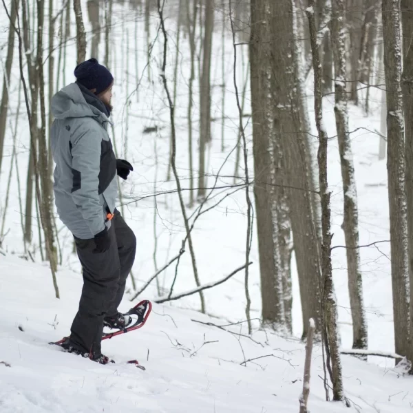 “Persona realizando trekking con Raquetas a las Lagunas Andinas sobre paisaje nevado.”