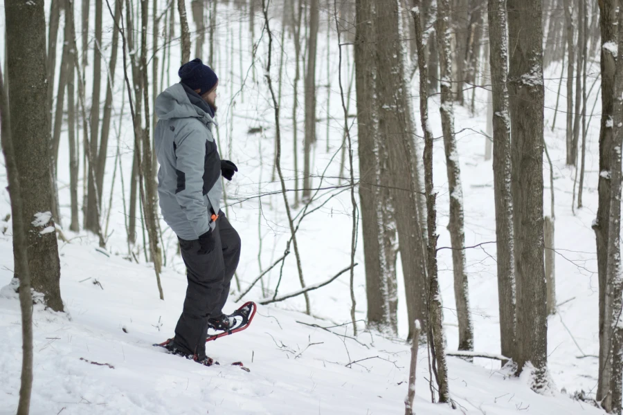“Persona realizando trekking con Raquetas a las Lagunas Andinas sobre paisaje nevado.”