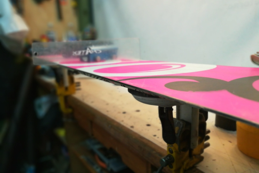 “Preparación de snowboard en el Taller de Ski y Snowboard.”