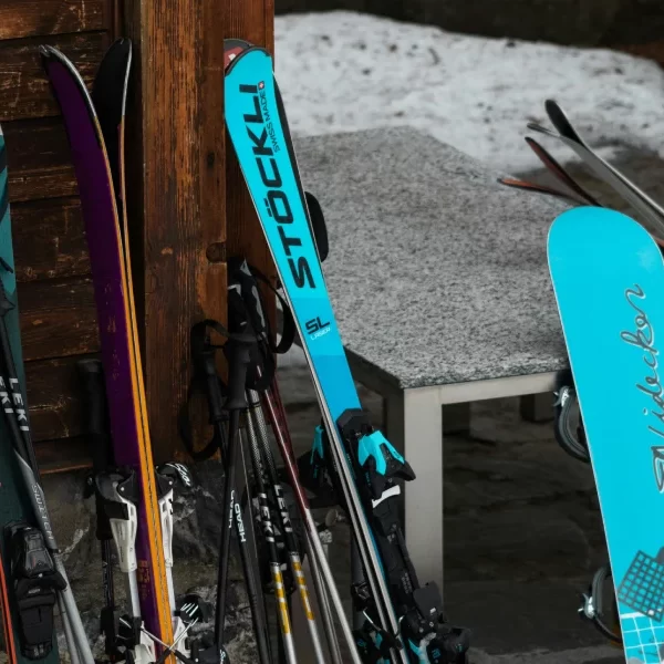 “Mantenimiento de equipos en el Taller de Ski y Snowboard.”