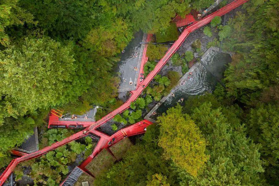 “Turistas disfrutando piscinas y pasarelas en Termas Geométricas Invernal.”