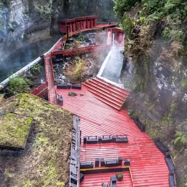 “Pasarelas rojas y vapor en las Termas Geométricas Invernal.”