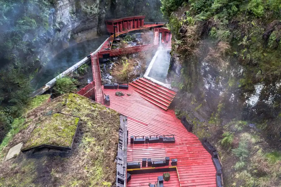 “Pasarelas rojas y vapor en las Termas Geométricas Invernal.”