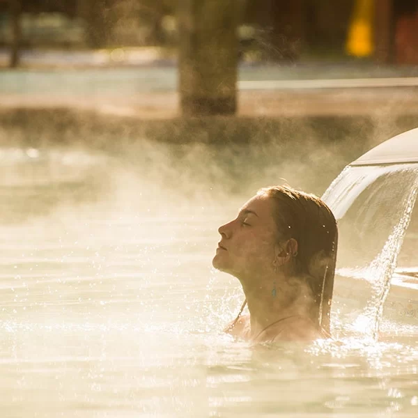 “Relajación en aguas termales durante Termas Pucón Indómito Invernal.”