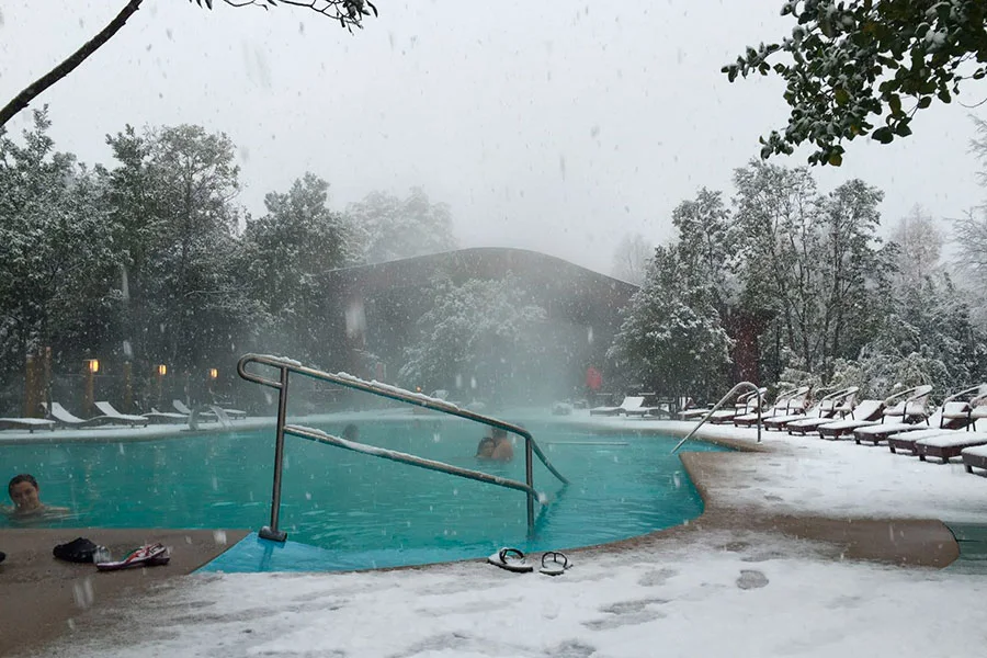 “Piscinas termales bajo la nieve en Termas Pucón Indómito Invernal.”
