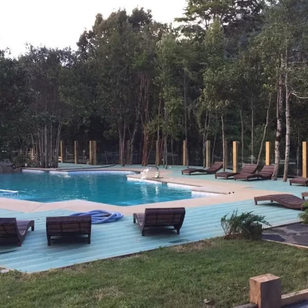 “Piscinas termales rodeadas de naturaleza en Termas Pucón Indómito Invernal.”