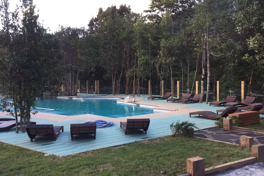 “Piscinas termales rodeadas de naturaleza en Termas Pucón Indómito Invernal.”