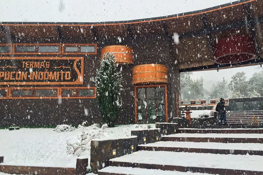 “Termas con nieve durante Termas Pucón Indómito Invernal.”