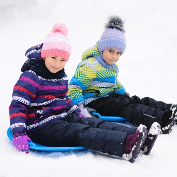 “Niños disfrutando del trineo en el Tour Base del Volcán Villarrica y Silla Panorámica.”