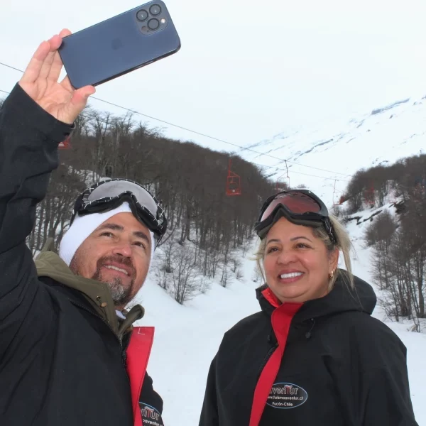 “Turistas disfrutando la experiencia en el Tour Base del Volcán Villarrica y Silla Panorámica.”